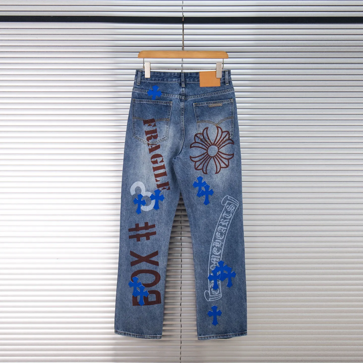 P260 Chrome Hearts washed graffiti blue cross couple jeans are a hot trend this season and are sought after by countless celebrities and fashionistas. The neat details of the cutting process add color to the playful fashion! The neat and meticulous design, and the well-fitting structure is unique. The upper body not only has outstanding recognition, but also looks younger and younger. A style with the ultimate wearing meaning and performance, gorgeous color matching, and the craftsmanship of this style is also extremely extraordinary. After the finished product is washed, it is disassembled and hand-made with sheepskin cross leather and then spliced ​​together to complete. The whole piece has too many craftsmanship to describe. It is decorated with patchwork cross flowers and high-waisted washed jeans! ! Absolutely high-end luxury product, a god-level single product, a super popular product, made by top heavy industry, a magic weapon that cannot be missed to hit the streets. Style number: 1834# Size: 28 30 32 34 Color: blue
